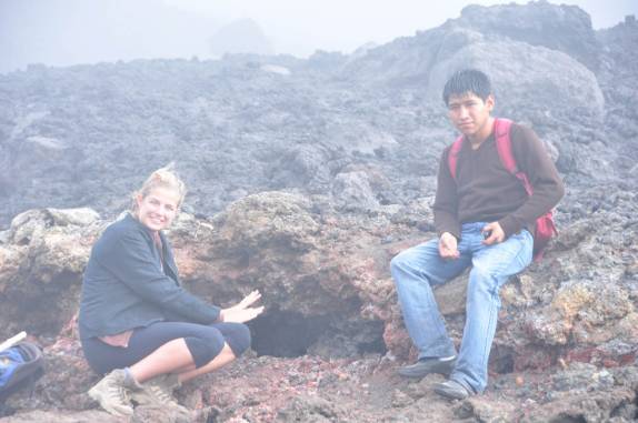 Esquentando-se numa das fontes de calor no vulcão Pacaya, próximo à Antigua, na Guatemala. Sinal de que a lava ainda está ali perto!